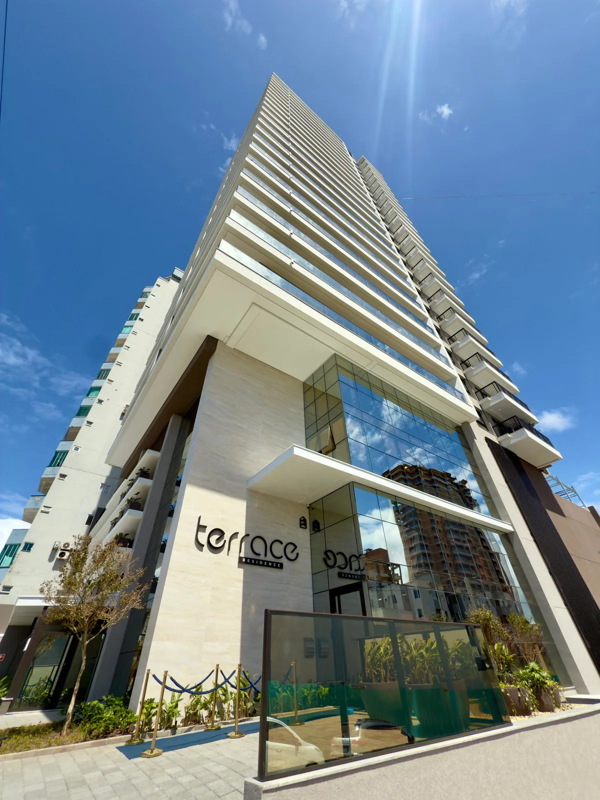 Fachada do edifício Terrace Residence com arquitetura moderna e janelas amplas em Balneário Piçarras