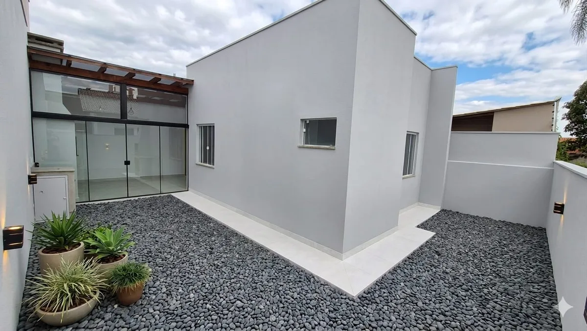 CASA 93m² I 2 quartos, c/ suíte.