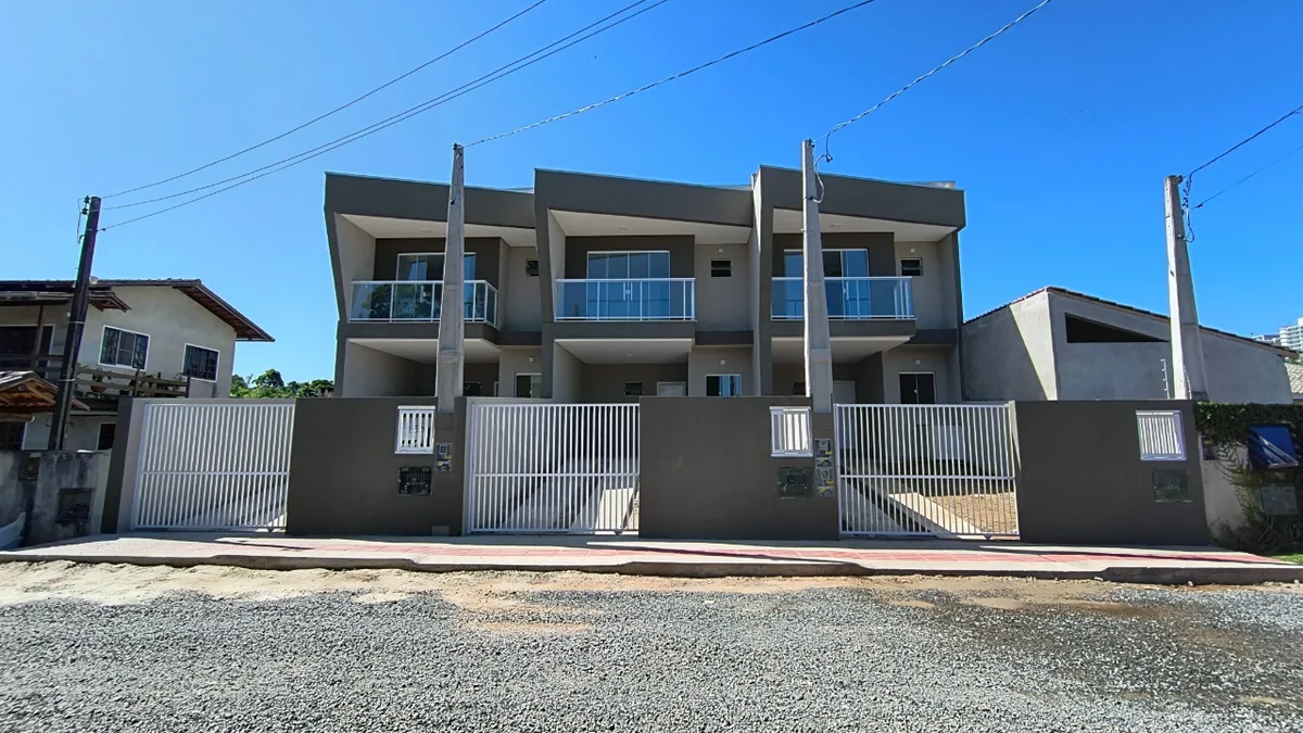 Casa 2 dorm. em Centro, Balneário Piçarras/SC · destaque | Família Broker