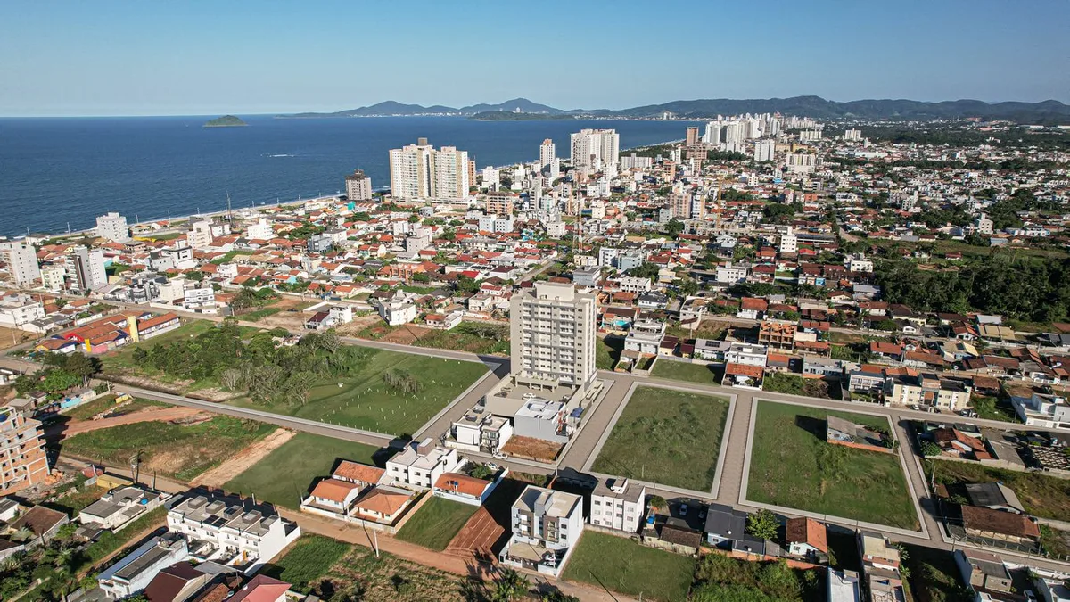 Apartamento 2 dorm. em Bairro Itacolomi, Balneário Piçarras/SC · destaque | Família Broker