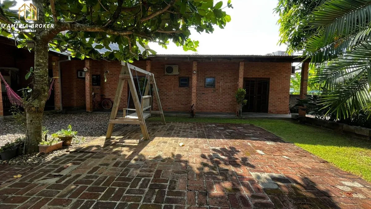 Casa 5 dorm. em Centro, Balneário Piçarras/SC · foto 2 | Família Broker