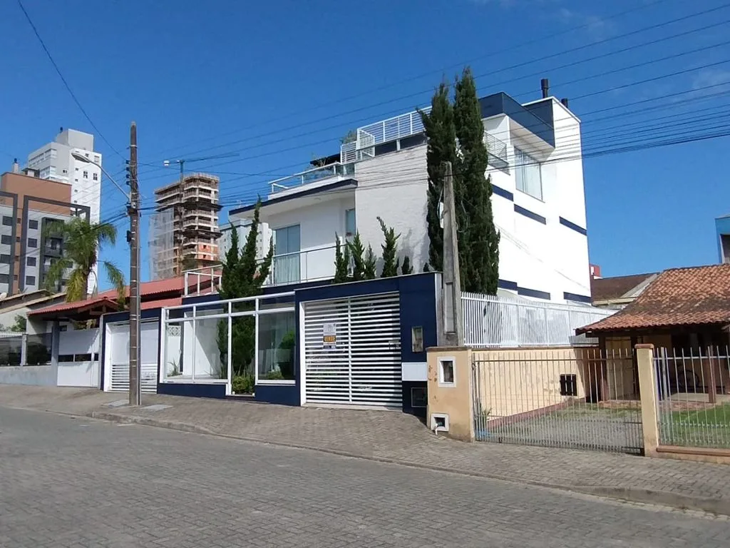 Casa 4 dorm. em Centro, Balneário Piçarras/SC · foto 2 | Família Broker