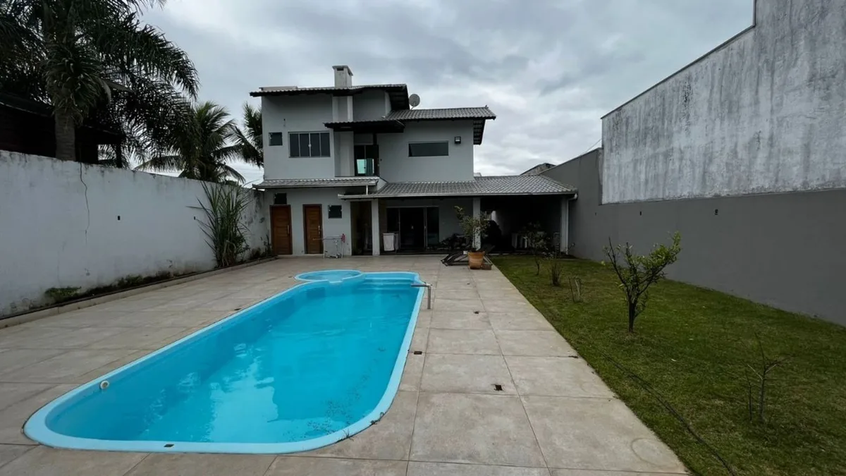 Casa 5 dorm. em Centro, Balneário Piçarras/SC · destaque | Família Broker